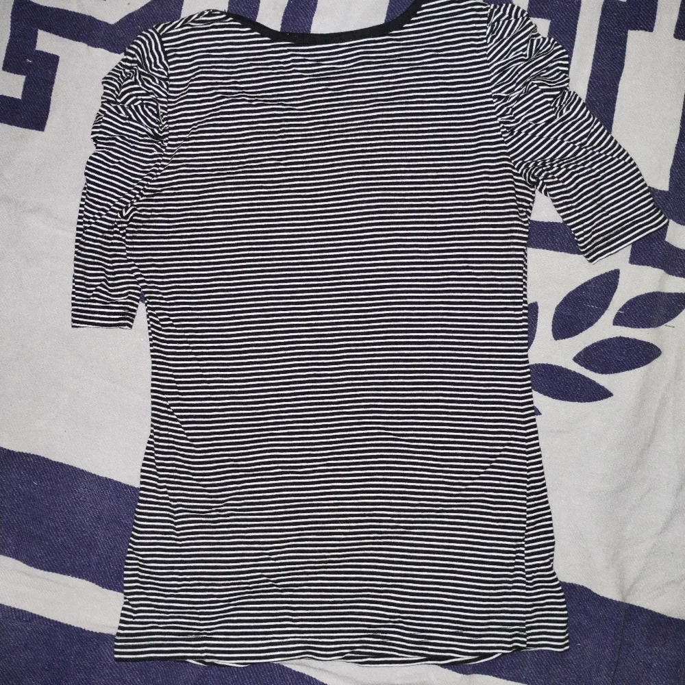 Cute puffy shoulder top - Picture 2 of 3